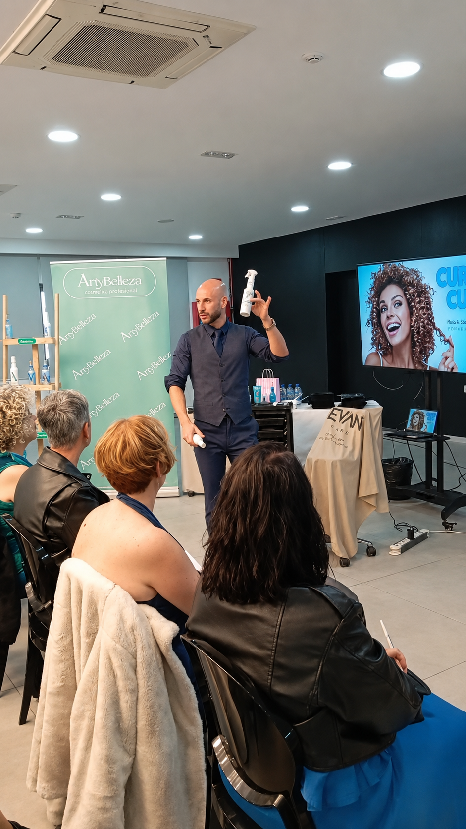 Mario Sánchez mostrando un producto durante una formación ante profesionales.
