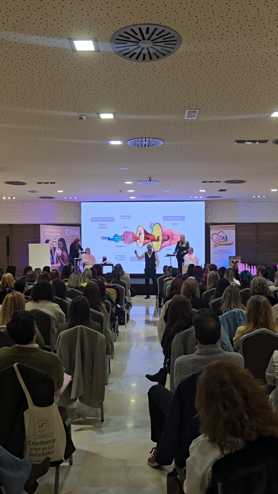 Mario Sánchez impartiendo formación ante una audiencia numerosa en un gran espacio.